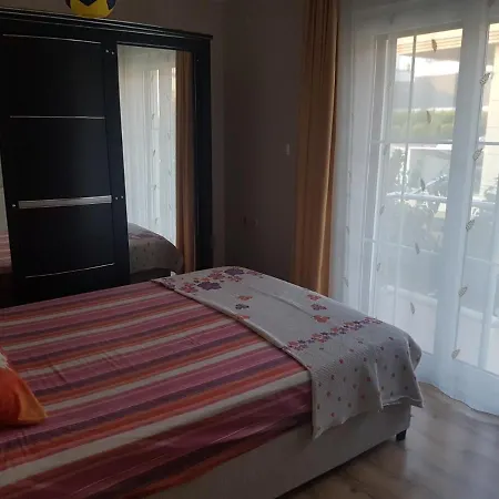 Villa Alacati'da Bahceli 3+1 Çeşme